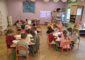 Dzieci rysują przy stolikach